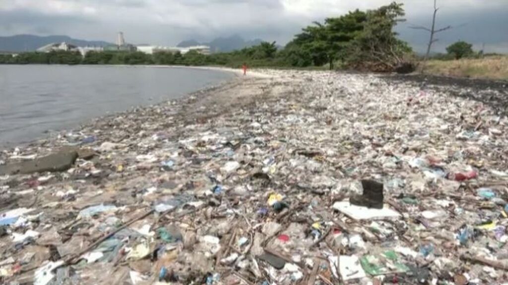 Los microplásticos de la basura arrojada al mar ponen en jaque a los océanos