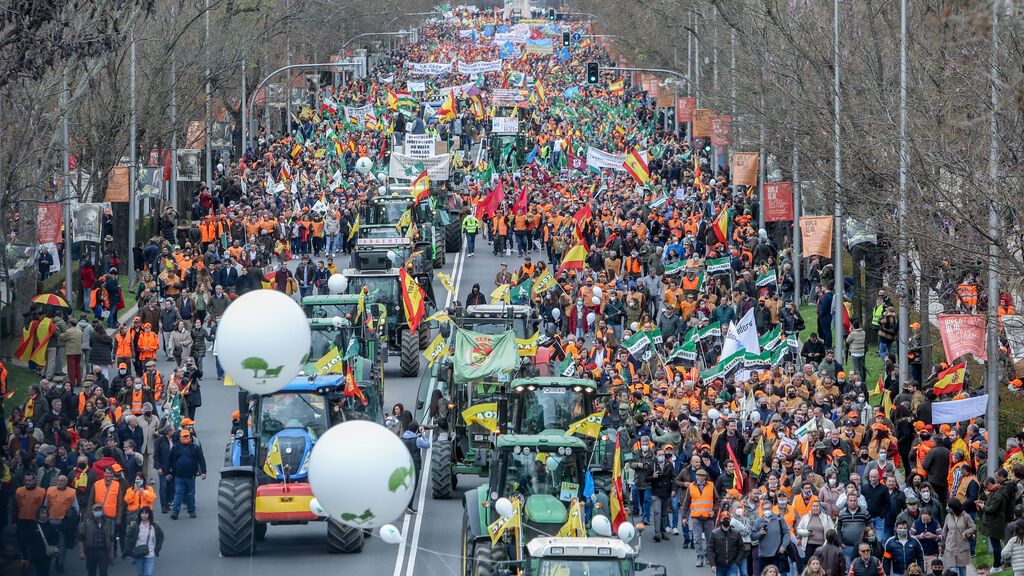 Concluye sin incidentes la multitudinaria marcha en defensa del mundo rural en Madrid
