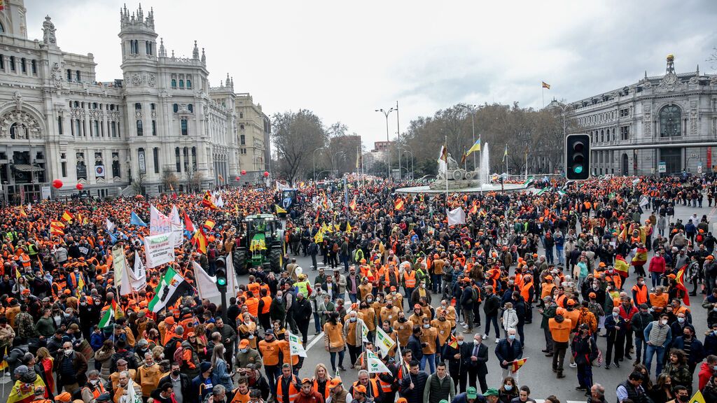 EuropaPress_4328935_decenas_miles_personas_manifiestan_plaza_cibeles_comienzo_marcha_20m_20