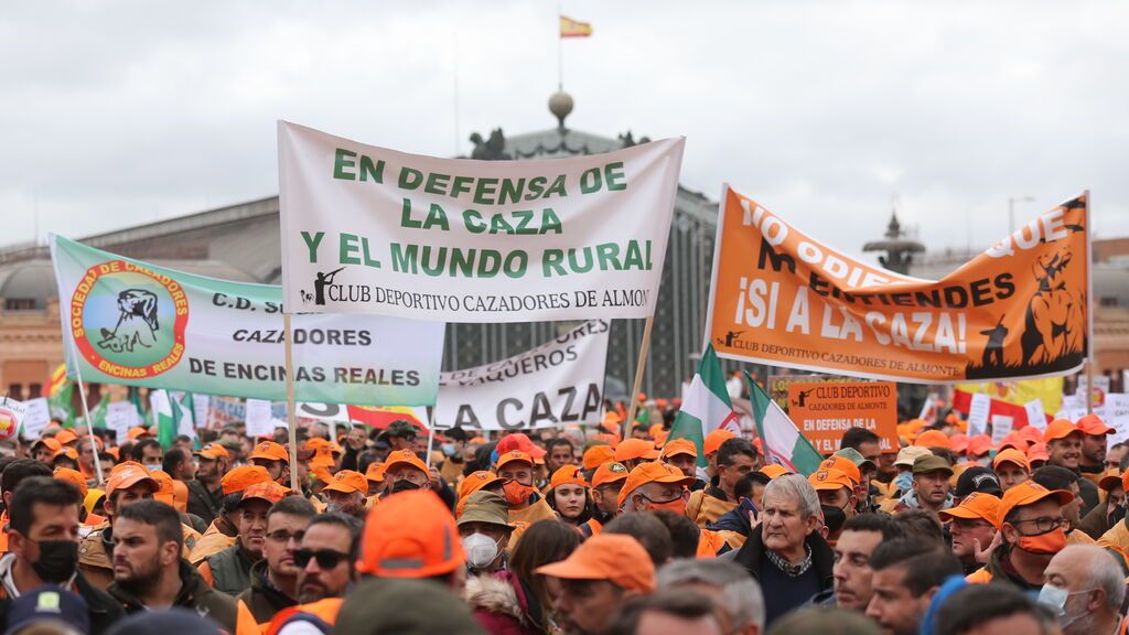 EuropaPress_4328869_varios_manifestantes_gorras_naranjas_pancartas_defensa_caza_marcha_20m_20