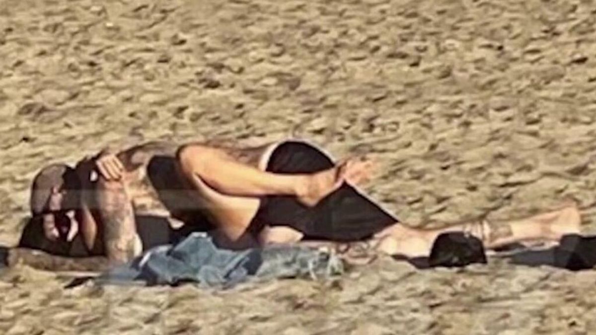 Una mujer muy famosa, pillada en pleno calentón con su novio en la playa:  las imágenes - Socialité