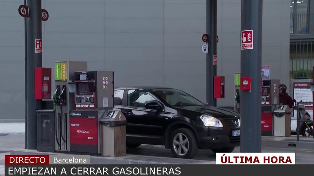 Algunas gasolineras comienzan a cerrar: la huelga de transportistas paraliza España