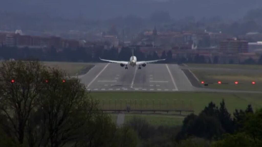 El complicado aterrizaje de los aviones en un aeropuerto de Vizcaya por el viento: el País Vasco está en alerta