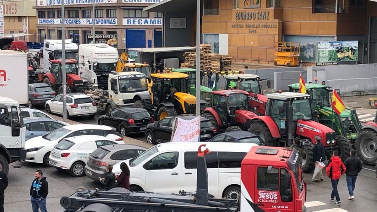 La concentración de transportistas en Merca Granada complica los accesos a la ciudad La concentración de transportistas en Merca Granada complica los accesos a la ciudad