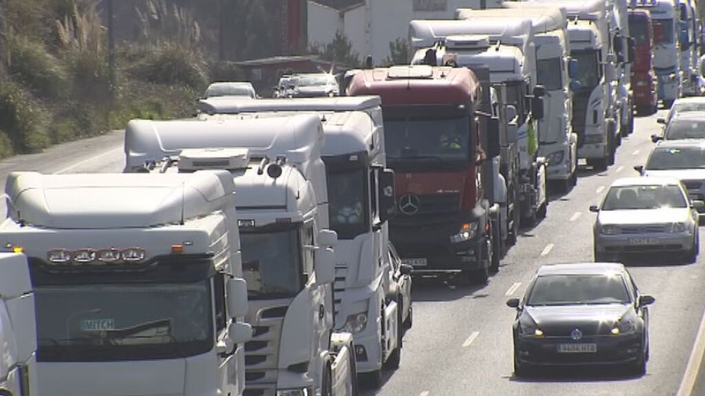 Cientos de camiones colapsan las ciudades gallegas en el octavo día de paro en el transporte