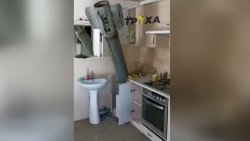 Un misil acaba empotrado en la cocina de una vivienda en Járkov