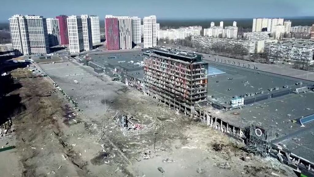 La destrucción del centro comercial bombardeado en Kiev, a vista de dron
