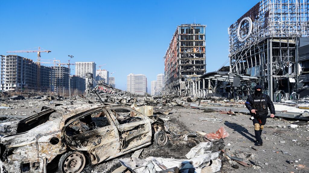 Mueren ocho personas en un bombardeo ruso contra un centro comercial en Kiev