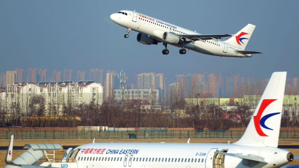 Testigos presenciales aseguran que el avión estrellado en China se ha desintegrado por completo
