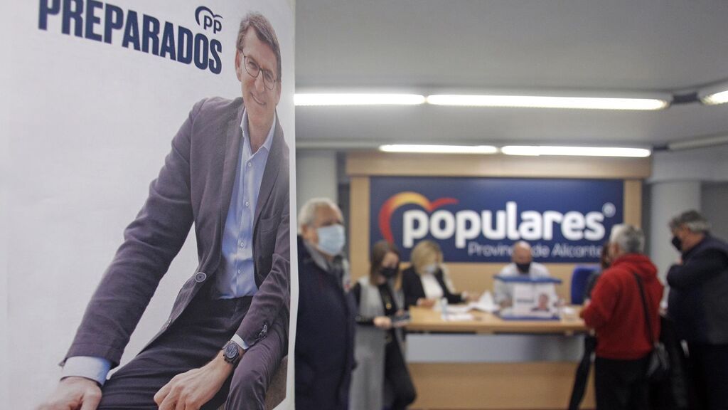 Los afiliados del PP votan en las segundas primarias del PP con un único candidato, Alberto Núñez Feijóo