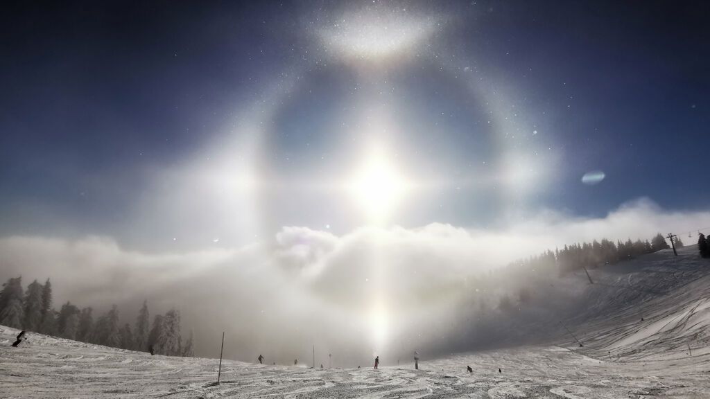 Un inmenso halo solar ilumina el cielo de Suecia: así se forma este extraño fenómeno