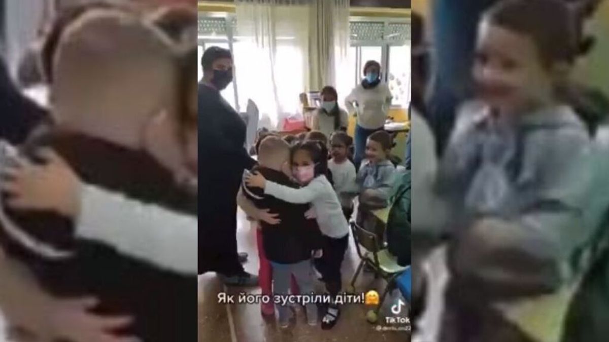 El recibimiento de unos niños de una escuela española a su nuevo compañero ucraniano El recibimiento de unos niños de una escuela española a su nuevo compañero ucraniano