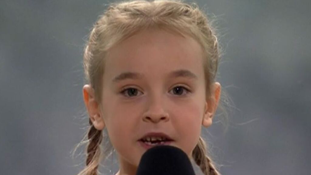 Amelia, la niña que enamoró cantando 'Let It Go' de 'Frozen' en un búnker de Kiev, da un concierto en Polonia