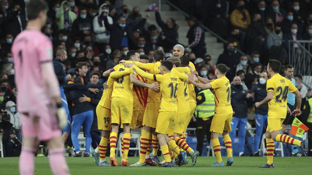 Los jugadores del Barcelona, celebrando uno de los goles en el Santiago Bernabéu.
