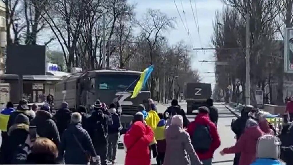 El ejército de Rusia, contra los civiles: duras cargas contra una protesta pacífica en Jersón