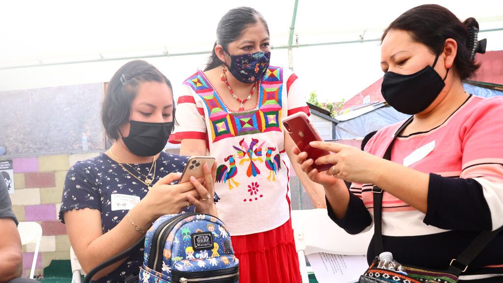 Varias mujeres conversan en la clínica de una organización defensora de los derechos de las comunidades indígenas en Baja California