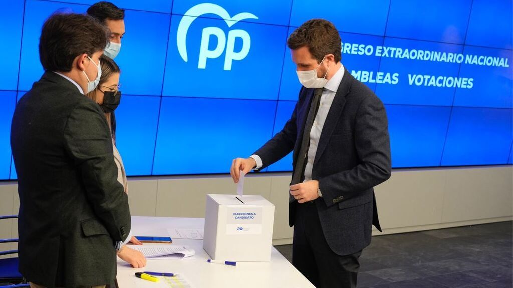 El todavía presidente del PP, Pablo Casado, vota en la primarias del partido