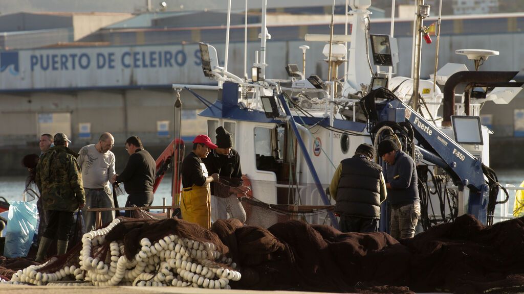EuropaPress_4300398_varios_pescadores_barco_puerto_celeiro_marzo_2022_viveiro_lugo_galicia
