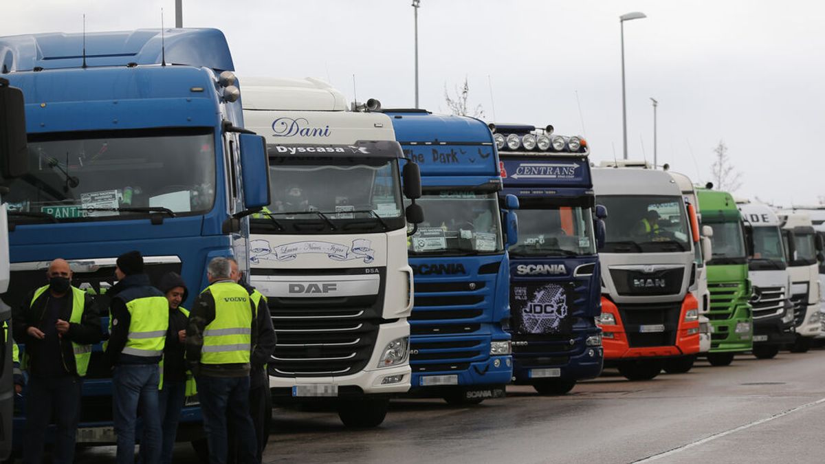 Varios transportistas en el Polígono Industrial Barral, en el noveno día de paro nacional de transportistas, a 22 de marzo de 2022, en San Fernando de Henares Varios transportistas en el Polígono Industrial Barral, en el noveno día de paro nacional de transportistas, a 22 de marzo de 2022, en San Fernando de Henares