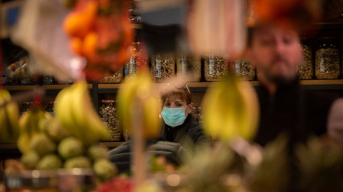 Boquerones a 12 euros y tomates de rama a cuatro. La huelga de transportes dispara la cesta en Barcelona Boquerones a 12 euros y tomates de rama a cuatro. La huelga de transportes dispara la cesta en Barcelona