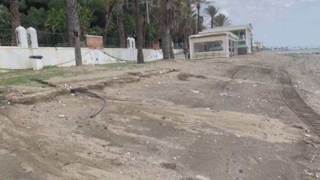 Las lluvias dejan sin arena a la playa de la Fontanilla