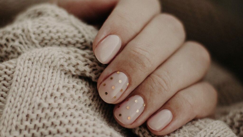 La manicura nude será perfecta para cualquier edad y estilo.