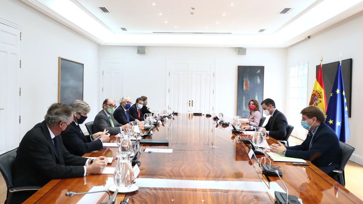 Ribera dice que no han hablado con las eléctricas de subir impuestos al sector, sino de "abaratar la luz" Ribera dice que no han hablado con las eléctricas de subir impuestos al sector, sino de "abaratar la luz"