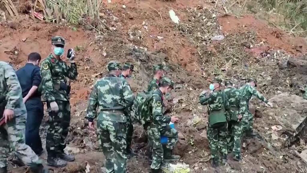 Los equipos de rescate buscan las cajas negras del avión siniestrado en China
