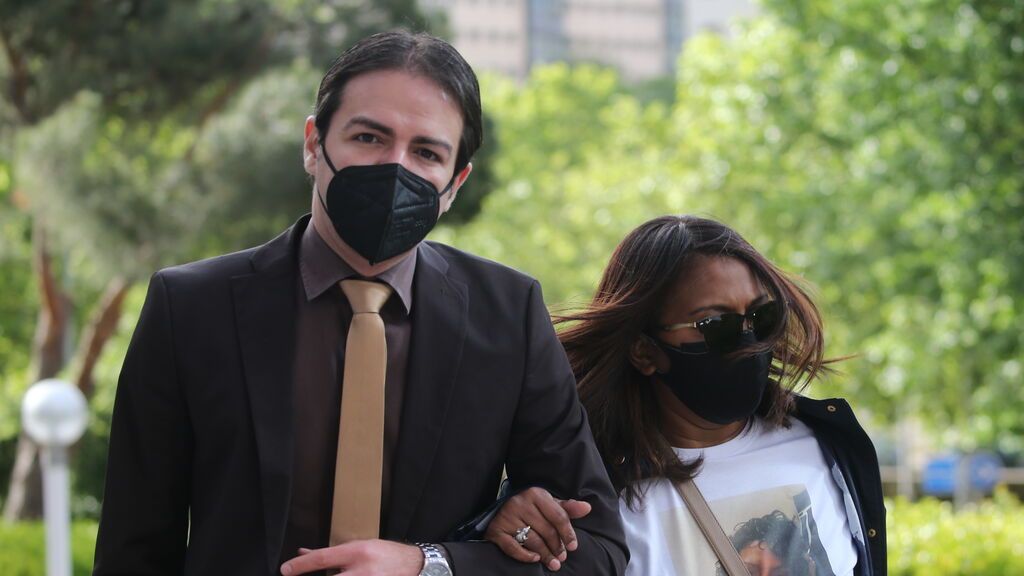 EuropaPress_3703665_madre_heidi_paz_gloria_francis_bulnes_llegada_abogado_juicio_asesinato_hija