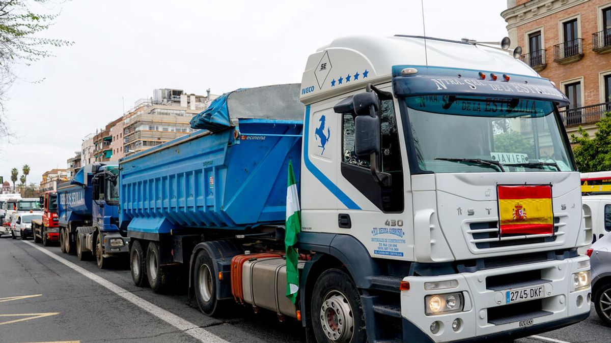 La Policía Nacional escolta en Sevilla a los camioneros del Polígono La Isla La Policía Nacional escolta en Sevilla a los camioneros del Polígono La Isla