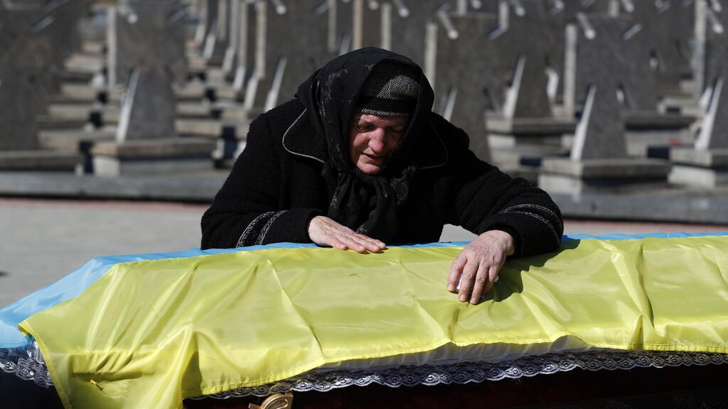 La guerra desborda los crematorios de Ucrania con cientos de urnas de cenizas sin recoger