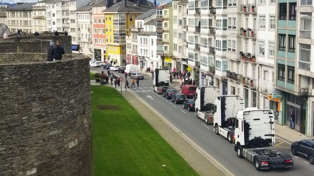 Una marcha multitudinaria de transportistas colapsa el centro de Lugo