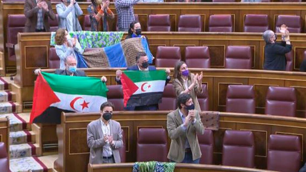 Podemos lleva la bandera del Sáhara al pleno del Congreso