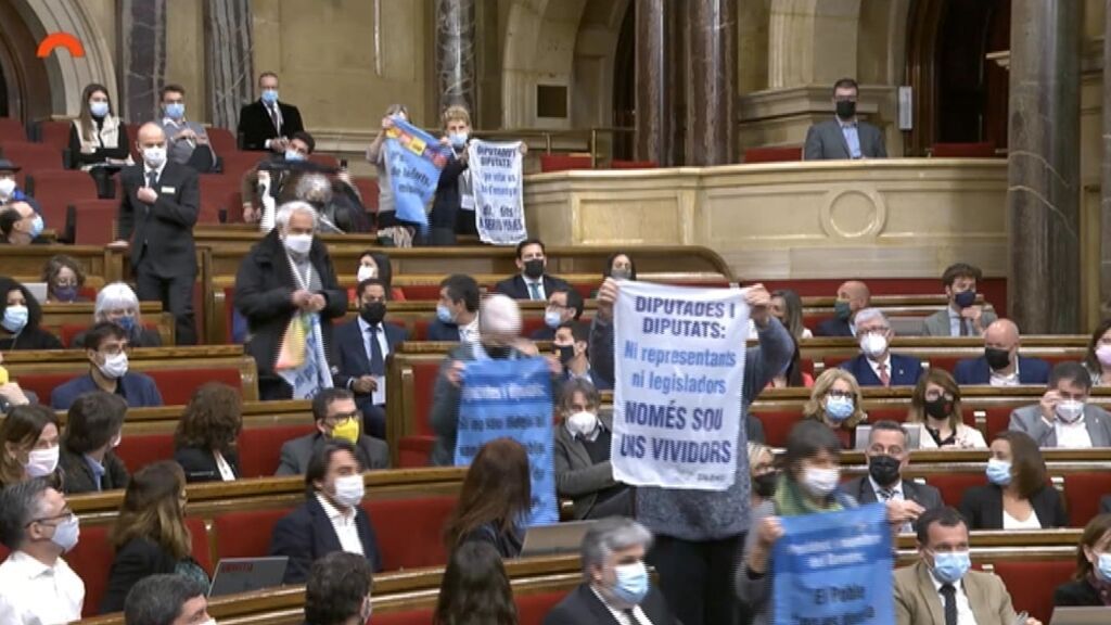 Activistas independentistas irrumpen en el Parlament catalán
