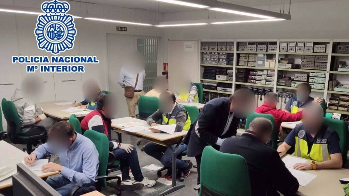 Ocho detenidos por estafar a estudiantes con la promesa de hacerse ricos tras formarse en una academia financiera Ocho detenidos por estafar a estudiantes con la promesa de hacerse ricos tras formarse en una academia financiera