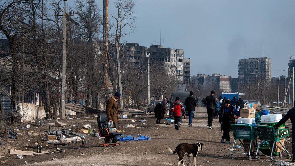 Ucrania denuncia la destrucción casi total de Mariúpol por parte de Rusia: "No agua, comida, nada"