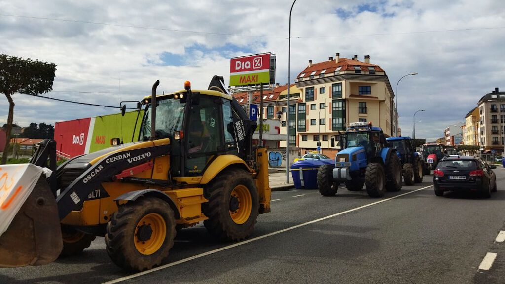Transportistas forman una caravana kilométrica por la comarca de Ferrol: “Por unos precios justos”