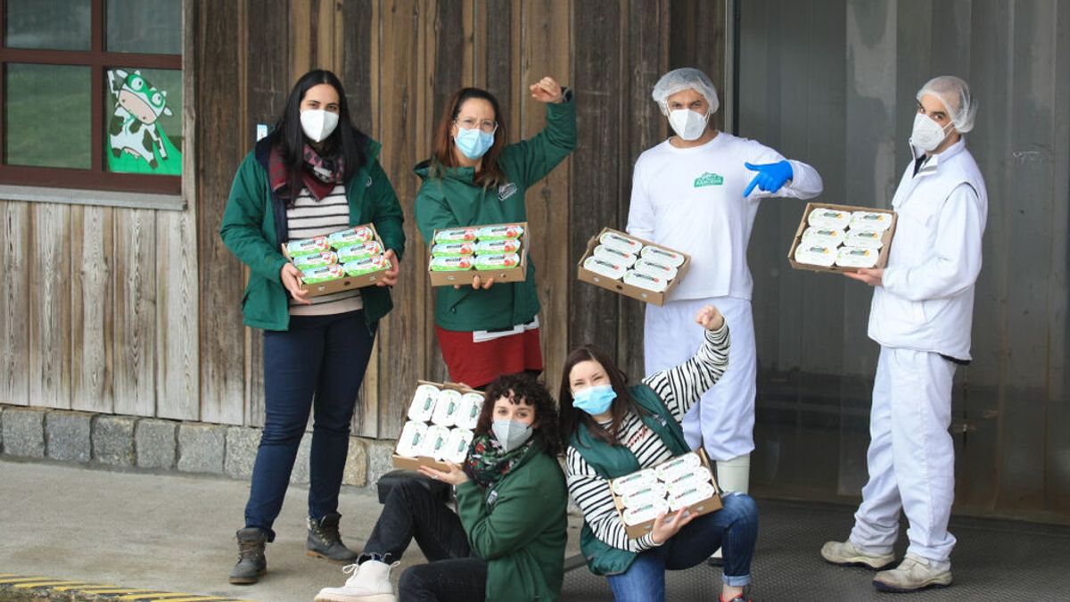 Mercadillo en la Casa Grande de Xanceda para liquidar los yogures acumulados por la huelga Mercadillo en la Casa Grande de Xanceda para liquidar los yogures acumulados por la huelga