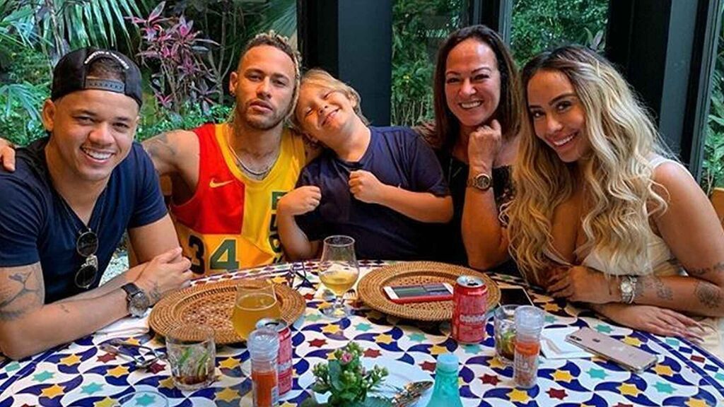 La familia de Neymar, su mayor apoyo: de la estrecha unión con su hermana Rafaella a los escándalos de su madre.