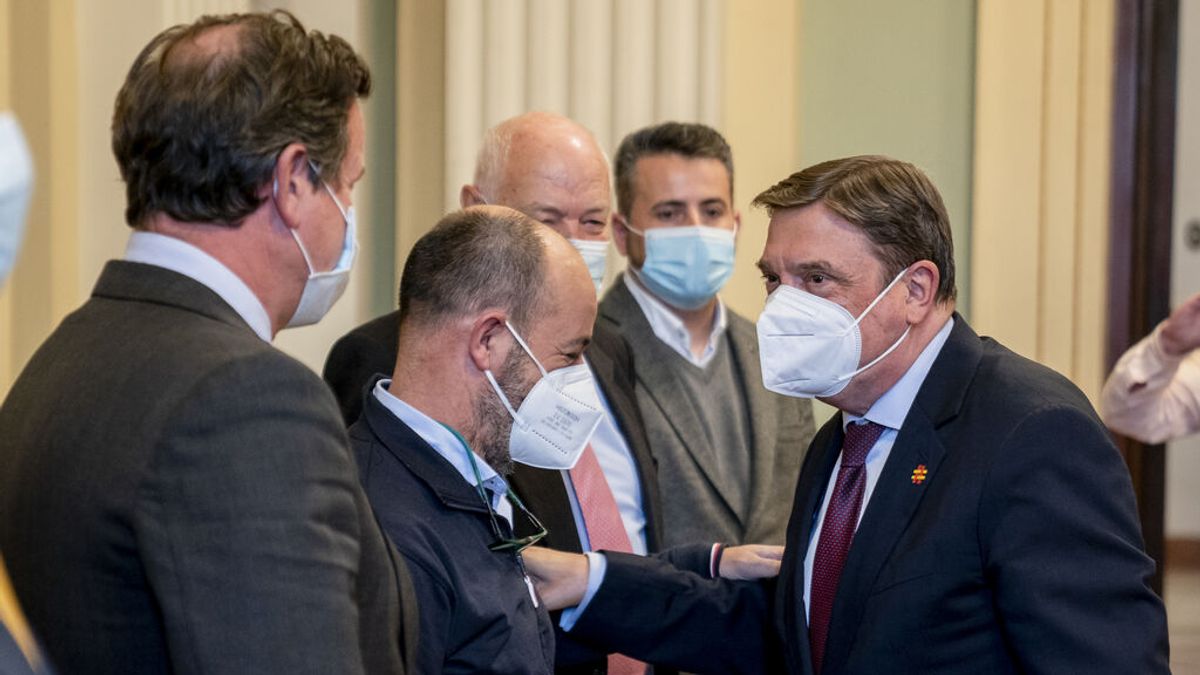 El sector pesquero desconvoca el paro de la flota tras la reunión con Planas El sector pesquero desconvoca el paro de la flota tras la reunión con Planas