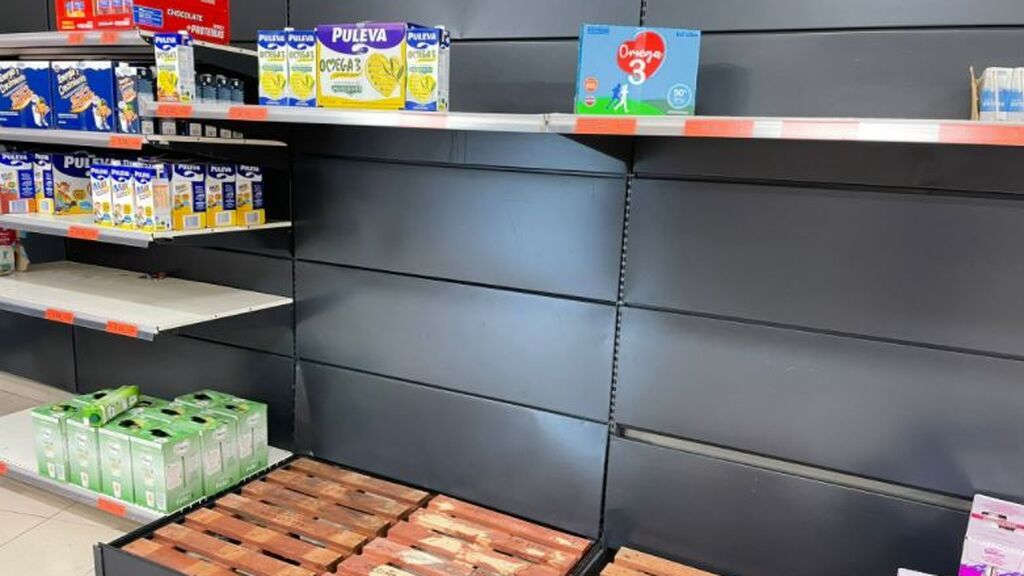 Estante de leche en un supermercado de Madrid este martes