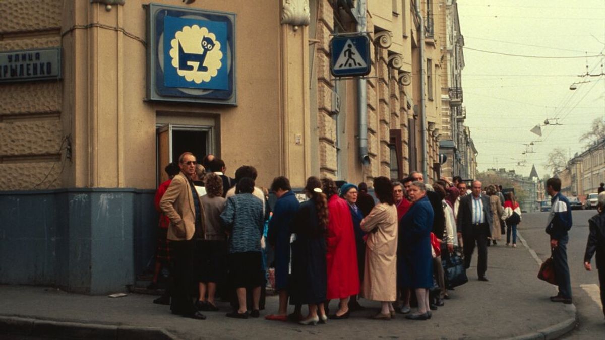 "Estamos volviendo a la URSS": largas colas para comprar en Rusia a medida que se imponen las sanciones "Estamos volviendo a la URSS": largas colas para comprar en Rusia a medida que se imponen las sanciones