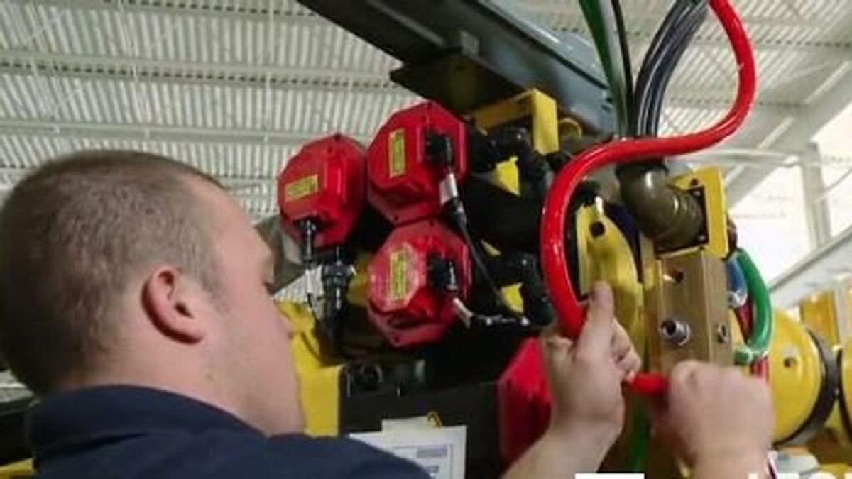 La empresa Leoni Ucrania se refugia en búnkeres, pero eleva la producción de las piezas que escasean en Europa La empresa Leoni Ucrania se refugia en búnkeres, pero eleva la producción de las piezas que escasean en Europa