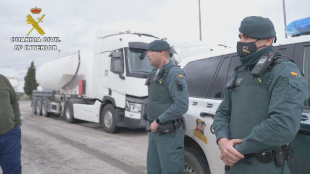 La Guardia Civil de Huelva escolta camiones con artículos de primera necesidad