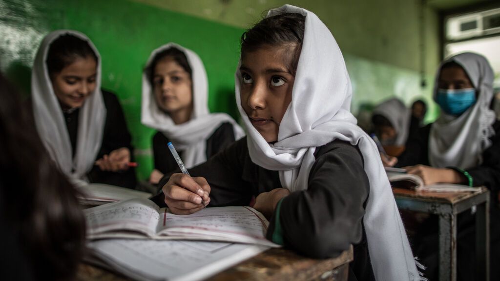 EuropaPress_3952491_22_september_2021_afghanistan_kabul_young_afghan_girls_attend_class_in