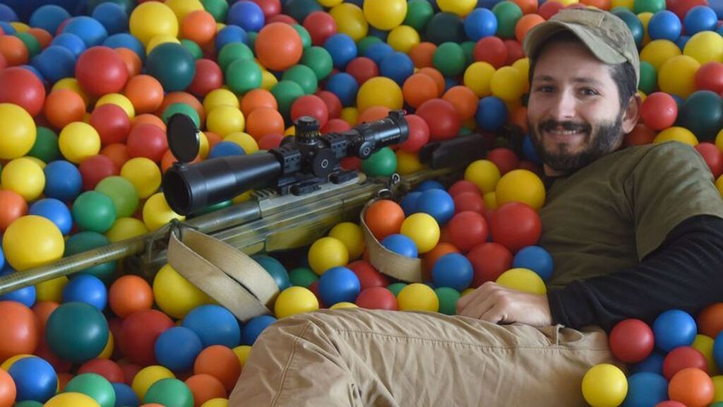 Wali, el francotirador canadiense que lucha en Ucrania se mofa de Rusia en una piscina de bolas desde Kiev