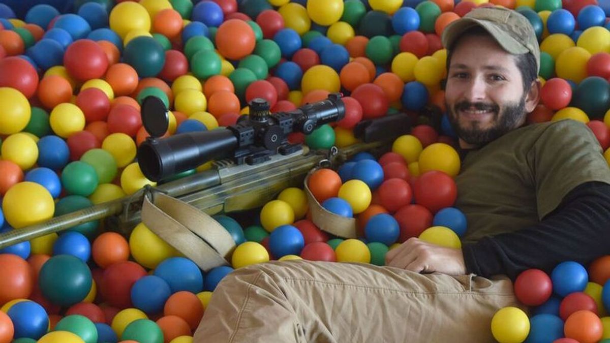 Wali, el francotirador canadiense que lucha en Ucrania se mofa de Rusia en una piscina de bolas desde Kiev