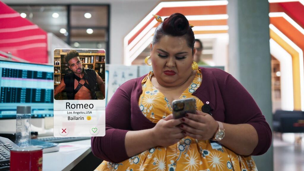 Roxana pilla a Romeo en una página de citas