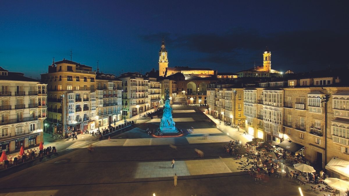 Plaza de la Virgen Blanca iluminada Plaza de la Virgen Blanca iluminada