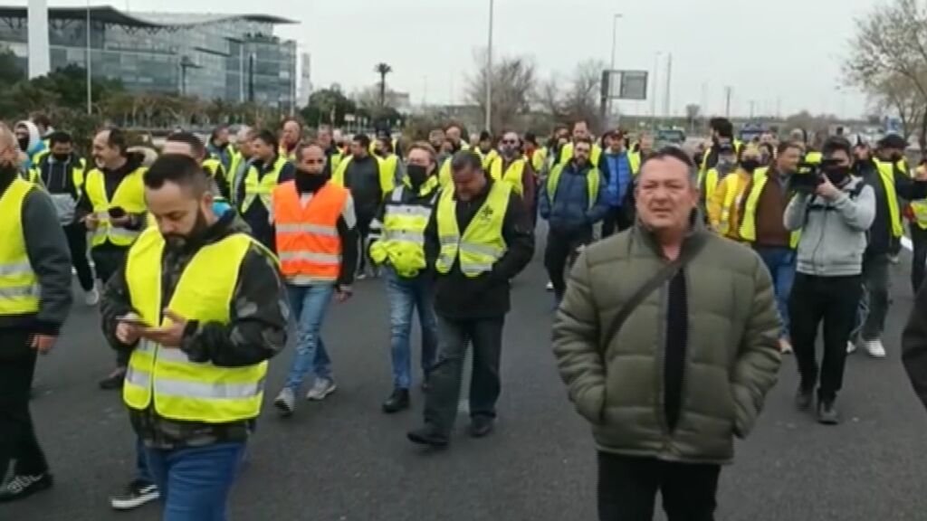 Marcha lenta de 200 transportistas por la Ronda Litoral de Barcelona